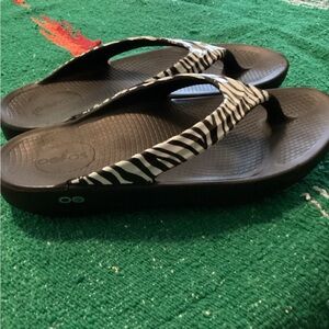 OOFOS Black and White Zebra Flip Flops-SZ Women 11
I2